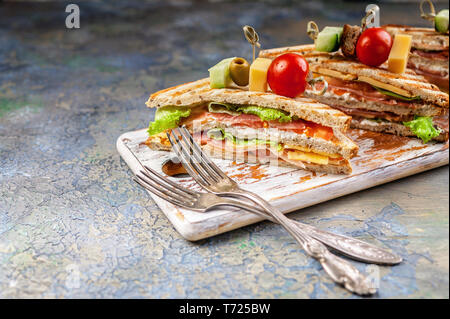 Frisches Rindfleisch Sandwiches mit Tomaten und grünen Salat und zwei Gabeln. Das traditionelle Frühstück oder Mittagessen Stockfoto