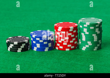 Casino Chips am grünen Tisch Stockfoto