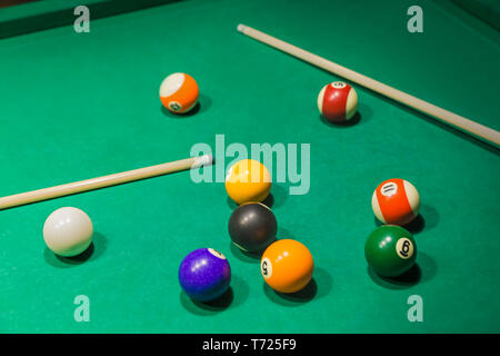 Pool Billard Kugeln am grünen Tisch Stockfoto