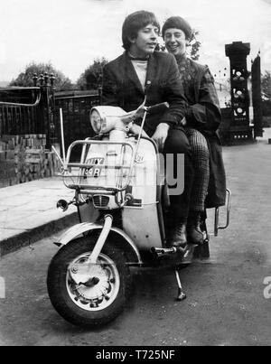 Mods auf Roller Britain 1966 BILD VON DAVID BAGNALL Teenagers Youth Culture Teenage British UK UK Stockfoto