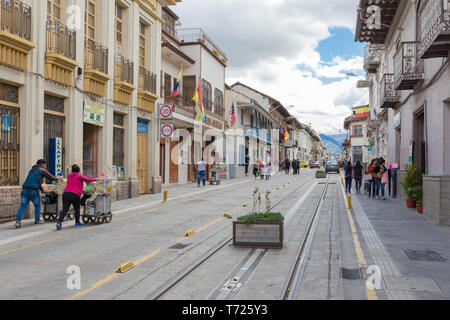 Straßenbahn in der Altstadt von Cuenca, Ecuador Stockfoto