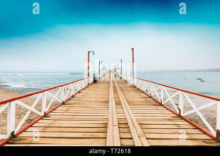 Hölzerne Seebrücke Pimentel Peru Strand Stockfoto