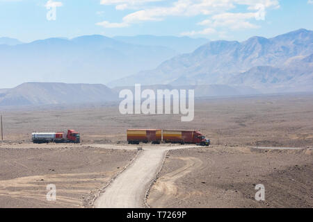 Lastwagen auf der Pan American Desert Road Nazca Stockfoto