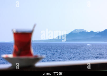 Türkischer Tee in der traditionellen Form Glas auf dem Tisch im