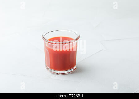 Glas frischen Bio Tomatensaft Stockfoto