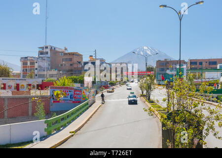 Vulkan Misti aus der Stadt Arequipa Peru gesehen Stockfoto