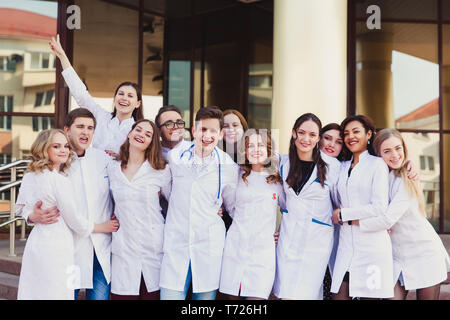 Bildung und Gesundheit Arzt für Allgemeinmedizin. Eine Gruppe von smart Medizinstudenten in der Hochschule. Freunde Praktikanten auf dem Hintergrund des Krankenhauses. Teamarbeit Stockfoto