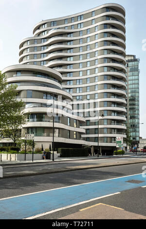 Riverwalk, eine luxuriöse Wohnanlage in der Nähe der Vauxhall Bridge, am Nordufer der Themse in Millbank, Westminster, London, Großbritannien. Stockfoto