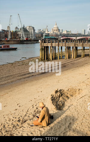 London, Großbritannien. Ein Sand Bildhauer auf Ernie's Beach, einem öffentlichen Strand an der Themse Vorland im Gabriel's Wharf, South Bank in der Nähe der Waterloo Bridge Stockfoto