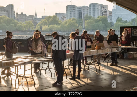 London, Großbritannien. Die Southbank Centre Buch Markt am Queen's Walk unter Waterloo Bridge, ein täglich im freien Markt für gebrauchte Bücher Stockfoto