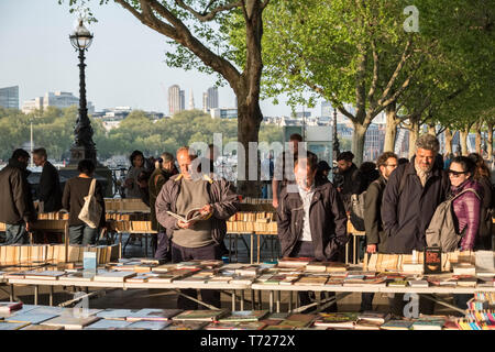 London, Großbritannien. Die Southbank Centre Buch Markt am Queen's Walk unter Waterloo Bridge, ein täglich im freien Markt für gebrauchte Bücher Stockfoto