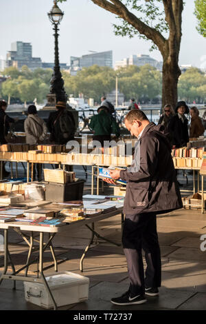 London, Großbritannien. Die Southbank Centre Buch Markt am Queen's Walk unter Waterloo Bridge, ein täglich im freien Markt für gebrauchte Bücher Stockfoto