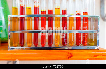 Verschiedene farbige Blut Reagenzgläser. Stockfoto