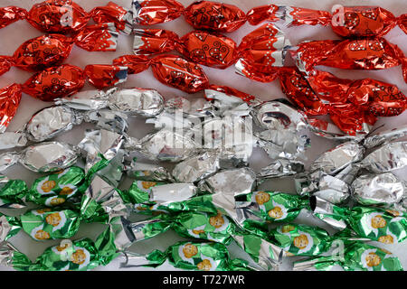 Original Weihnachten Süße aus Ungarn name ist szaloncukor aka Salon Süßigkeit. Übersicht Weihnachten Süße Fondant in bunten Metall Wickeln an whi Stockfoto