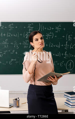 Lehrerin stand vor der Tafel Stockfoto