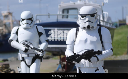 Mitgliedern der 501st Legion Irland Garnison kommen in Greencastle in Co Donegal, auf dem Lough Foyle Fähre von Co Londonderry in Nordirland, für den Mai des 4. Festival in Malin Head wo Szenen aus Star Wars, der Letzte Jedi wo gefilmt. Stockfoto