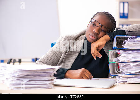 Schwarze weibliche Mitarbeiter mit übermäßiger Arbeit unzufrieden Stockfoto