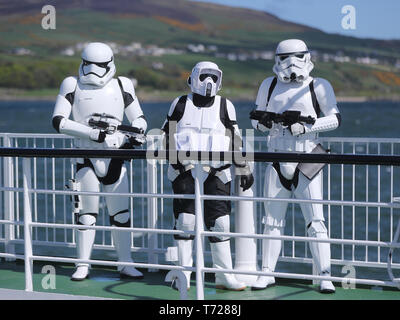 Mitgliedern der 501st Legion Irland Garnison kommen in Greencastle in Co Donegal, auf dem Lough Foyle Fähre von Co Londonderry in Nordirland, für den Mai des 4. Festival in Malin Head wo Szenen aus Star Wars, der Letzte Jedi wo gefilmt. Stockfoto