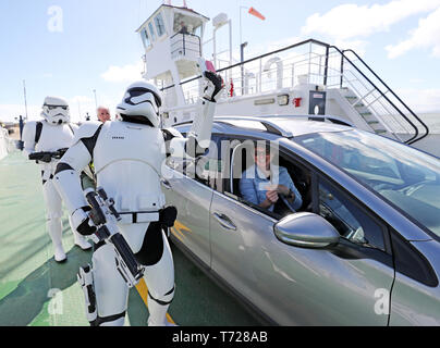 Mitgliedern der 501st Legion Irland Garnison kommen in Greencastle in Co Donegal, auf dem Lough Foyle Fähre von Co Londonderry in Nordirland, für den Mai des 4. Festival in Malin Head wo Szenen aus Star Wars, der Letzte Jedi wo gefilmt. Stockfoto