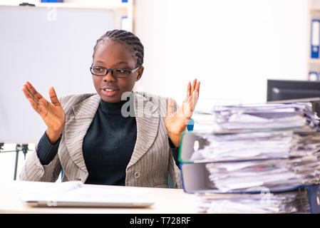 Schwarze weibliche Mitarbeiter mit übermäßiger Arbeit unzufrieden Stockfoto