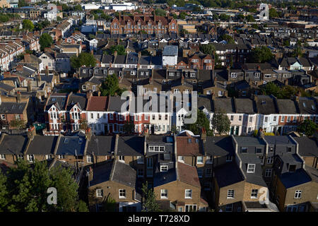 High Angle Shot der typischen Häuser und Dächer in West London Stockfoto