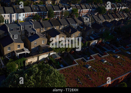 High Angle Shot der typischen Häuser und Dächer in West London Stockfoto