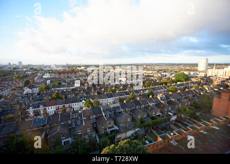 High Angle Shot der typischen Häuser und Dächer in West London Stockfoto