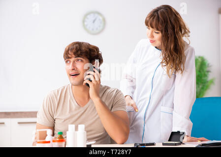 Patienten mit Hörproblem besuchen Arzt otorhinolaryngologi Stockfoto