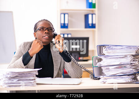 Schwarze weibliche Mitarbeiter mit übermäßiger Arbeit unzufrieden Stockfoto