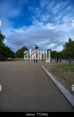 Statuen in und um den Hyde Park mit Reiter mit Schwert. Stockfoto