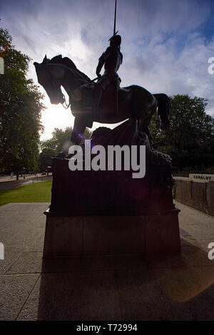 Statuen in und um den Hyde Park mit Reiter mit Schwert. Stockfoto