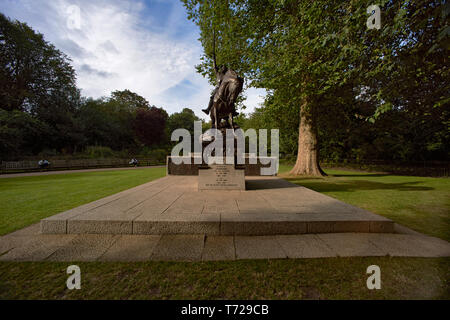 Statuen in und um den Hyde Park mit Reiter mit Schwert. Stockfoto