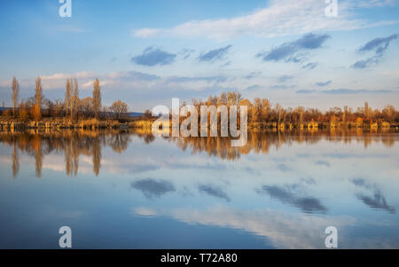 Reflexionen von Wolken in einem See Stockfoto