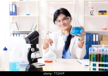 Weibliche Chemiker im Labor arbeiten Stockfoto