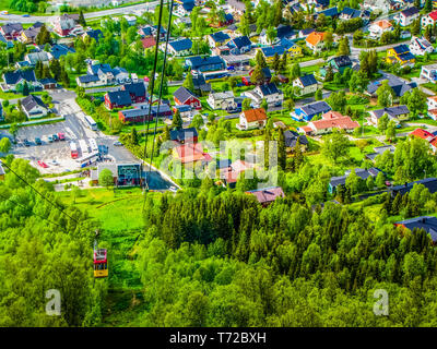 Tromsø, Norwegen - 17. JUNI 2009: Blick auf die tromso Seilbahn (Norwegisch: fjellheisen). Stockfoto