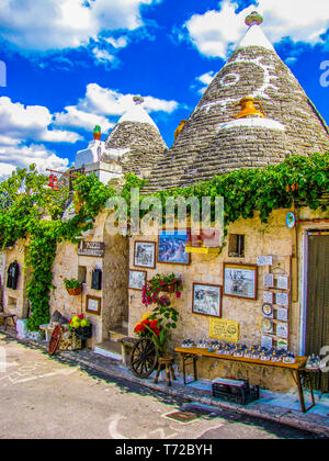 Malerische Straße in Alberobello, Apulien, Italien Stockfoto