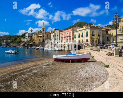 LIPARI, ITALIEN - Juli 16, 2014: Blick auf den Hafen von Lipari, Äolische Inseln. Stockfoto