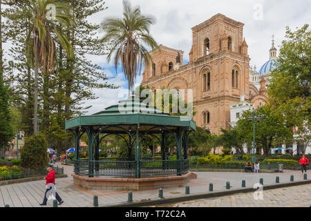 Calderon park Pavillon und Unbefleckte Empfängnis Kathedrale von Cuenca Stockfoto