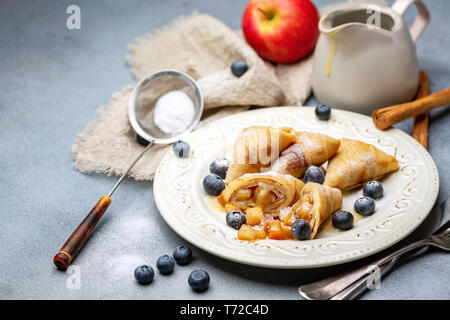 Pfannkuchen mit Äpfel, Heidelbeeren und Karamellsauce. Stockfoto