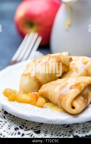 Hausgemachte Pfannkuchen mit Äpfel und Karamellsauce. Stockfoto