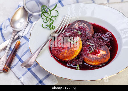 Quark Krapfen mit kirschsauce mit Rosmarin. Stockfoto