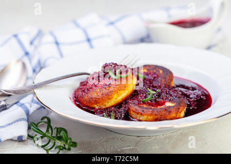 Quark Krapfen mit kirschsauce und Rosmarin. Stockfoto