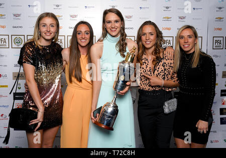 Von Arsenal Vivianne Miedema (Mitte) stellt mit ihren Frauen PFA-Spieler des Jahres Auszeichnung mit Teamkollegen Lea Williamson (links), Lisa Evans, Lia Walti, und Jordanien Knobbs (rechts) während der 2019 PFA Auszeichnungen im Grosvenor House Hotel, London. Stockfoto