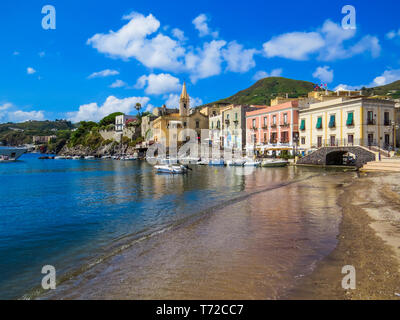 LIPARI, ITALIEN - Juli 16, 2014: Blick auf den Hafen von Lipari, Äolische Inseln. Stockfoto