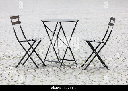 Leere Tische und Stühle aus Side Street Restaurant Stockfoto