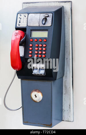 Öffentliches Telefon auf Stadt. Stockfoto