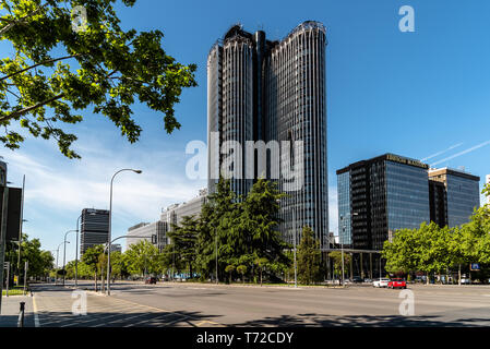 Madrid, Spanien - 1. Mai 2019: moderne Wolkenkratzer im Geschäftsviertel Azca in Paseo de la Castellana, der Hauptstraße der Stadt, Stockfoto