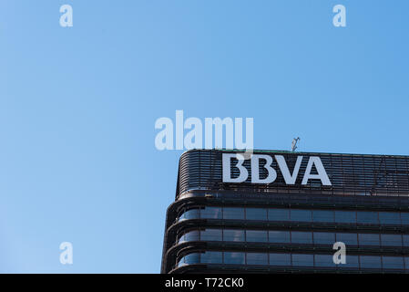 Madrid, Spanien - 1. Mai 2019: Low Angle View der moderne Wolkenkratzer im Geschäftsviertel Azca gegen den blauen Himmel. BBVA Turm, entworfen vom Architekten Oiza Stockfoto