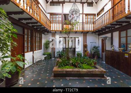 Kolonialstil Innenhof in Cuenca Stockfoto