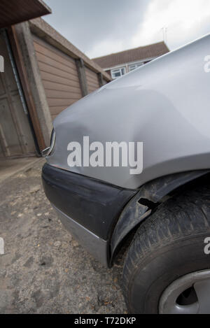 Auto Crash Wreckage, Straße Verkehr Zusammenstoß (RTC) Auto Schaden nach Abstürzen. Schäden details. Stockfoto